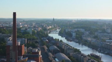 Finlandiya 'nın Turku kentinin havadan görünüşü Aura Nehri' nin şehir merkezinden ve önde gelen endüstriyel bacadan geçişini gösteriyor..