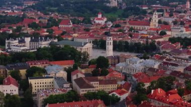 Havadan bakıldığında, kırmızı çatılar, Katedral ve yemyeşil kareler içeren Vilnius 'un eski kasabası, zengin mimari mirası ve canlı kent manzarasını ön plana çıkarıyor..