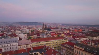 Hava manzarası, Prag 'ın alacakaranlıkta büyüleyici bir ufuk çizgisine sahip olduğunu gösteriyor. Güzel St. Henry ve Kunhuta Kilisesi' nin canlı bulutlar ve yumuşak akşam ışığı zeminine karşı durduğu yer..
