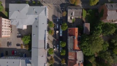 Kuşlar, Kaunas ve Litvanya 'yı caddelerde hareket eden arabalarla görüyor. Binalardan ve yollardan oluşan bir şebeke canlı bir yaz atmosferindeki canlı şehir manzarasını vurgular..