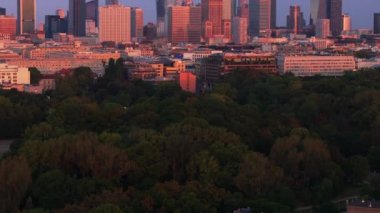 Modern gökdelenler, Polonya 'nın başkentinde batan güneşin sıcacık ışığında yıkanan Varşova siluetinde duruyorlar..