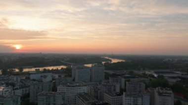 Hava görüntüleri Vistula Nehri üzerinde güneşin batışını, Warsaw 'un canlı şehir manzarasına ışık tuttuğunu ve gün batımında büyüleyici kent mimarisinin altını çizdiğini gösteriyor..