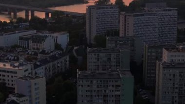 Polonya 'nın Varşova üzerinde yükselen güneşin havadan görünüşü. Vistula Nehri, şehirde akan kırmızı gökyüzünü yansıtır..