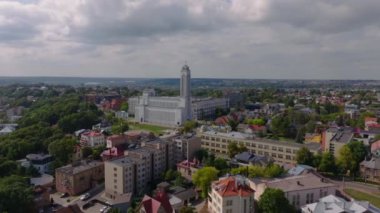 Litvanya 'nın Kaunas kentinin havadan görünüşü, yüksek bir kuleye sahip Hristiyanların Diriliş Kilisesi' nin beyaz binası. Bulutlar gökyüzünde hareket ediyor.