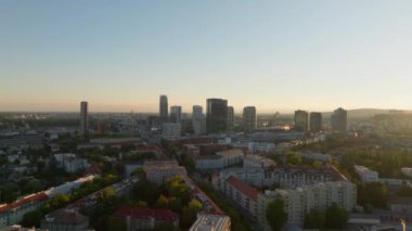Bratislava, Slovakya 'nın başkenti, altın saat boyunca yukarıdan görüldüğü gibi. Modern gökdelenler şehrin arka planında göze çarpıyor.