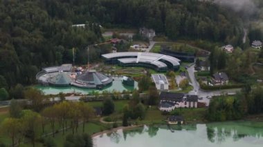 Avusturya Alpleri 'nde Fuschlsee yakınlarında nefes kesen dağ manzarası ve sakin doğayla çalışan bir vinçle Kızıl Boğa Karargahı' nın görüntüsü ön plana çıkıyor..
