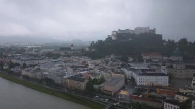 Avusturya 'nın Salzburg kentinin Hohensalzburg Kalesi' nin havadan görünüşü. Salzach Nehri şehir merkezine doğru esiyor..
