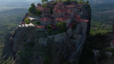 Büyük Meteoron 'un Kutsal Manastırı' nı vurgulayan hava manzarası, Yunanistan 'ın Meteora kentinde dramatik bir kaya oluşumuna tünemiş tarihi bir mekan olan Kurtarıcının Dönüşümü.