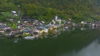 Hallstatt, Avusturya 'nın havadan görünüşü, UNESCO Dünya Mirası alanı. Kamera şehrin her yerinde döner, büyüleyici mimarisini, manzaralı gölünü ve Alpleri gösterir..