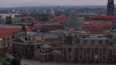 Dresden şehrinin havadan görünüşü, altın kubbesi ve heykeli ile Güzel Sanatlar Akademisi, ve arka planda Frauenkirche.