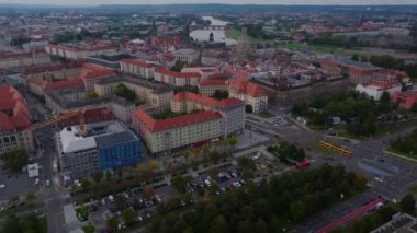 Havadan bakıldığında, Elbe Nehri 'nin manzarayı saran muhteşem Dresden şehir merkezi görülüyor. Ufuk çizgisi dikkat çekici mimari ve tarihi yerleri vurguluyor..