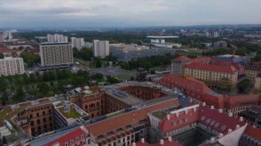 Bulutlu bir günde Dresden silueti boyunca hareketli trafik gösterileri. Şehir manzarasında, saksoniyedeki kentsel yaşamı yansıtan modern ve tarihi mimarinin bir karışımı yer alıyor..