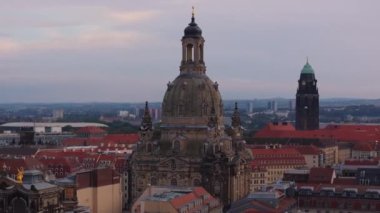 Gün batımında Dresden Frauenkirche ve şehir manzarası üzerinde ilerleyen hava manzarası. Kreuz Kirche uzaktan görülebilir..