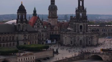 Turistler Dresden Katedrali 'nin ve diğer ünlü yerlerin yakınlarında gezinirken, bu tarihi Alman şehrinin gündüz saatlerindeki canlı atmosferini vurguluyorlar..