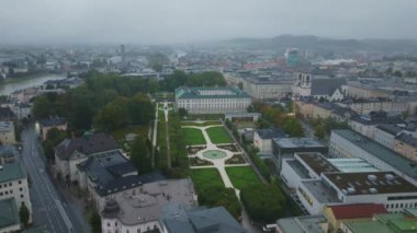 Avusturya 'nın Salzburg kentindeki Mirabell Bahçeleri' nde dolaşan turistler, Salzach Nehri yakınlarındaki yemyeşil ve tarihi mimariyle çevrili manzaranın keyfini çıkarıyorlar..