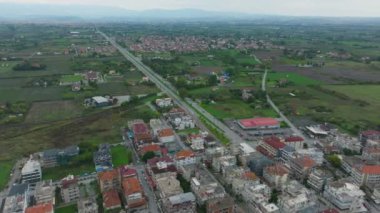 Yunanistan 'daki hava manzaraları, canlı şehir manzarası, yemyeşil ve Ege Denizi kıyısındaki sahil şeridini vurgulayarak Paralia Katerinis' i gösteriyor.