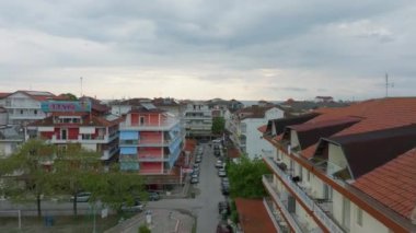 Yunanistan 'da Paralia Katerinis' in sergilendiği kuşların bakış açısında oteller, arabalar ve çarpıcı Ege Denizi yer alıyor. Canlı bir sahil kasabası. Yaz tatili ve turizm için mükemmel..