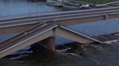 Elbe Nehri 'ndeki felaketten sonra Dresden' deki Carola Köprüsü 'nün havadan görüntüsü. Tramvaylar üzerinden geçmeyi bırakmak zorunda kaldı..