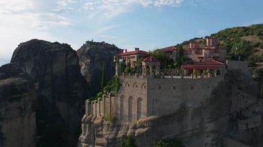 Yunanistan 'ın Meteora kentindeki dramatik bir kaya oluşumunun tepesinde yer alan Varlaam Manastırı etkileyici mimarisi ve çarpıcı doğal manzarasını gözler önüne seriyor..