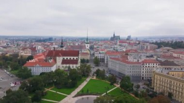 Çek Cumhuriyeti, Brno 'nun hava manzarası, St. Thomass Abbey ve Petrov Hill' in yemyeşil ve canlı gökyüzünün ortasındaki nefes kesici şehir manzarasını vurguluyor..