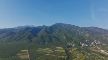 Yunanistan 'daki Olimpos Dağı' nı kaplayan hava manzaralarında yemyeşil ormanlar ve canlı bitki örtüsü sergileniyor. Nefes kesen manzara, berrak mavi gökyüzünün altında yüksek tepeler ve sakin vadileri barındırır..
