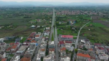 Yunanistan 'ın büyüleyici Paralia Katerinis kasabasını gösteren hava perspektifi, binaları, yolları ve çevreleyen manzaralarıyla.