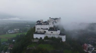 Avusturya 'nın Salzburg şehrinde yüksek bir kale olan fethedilmiş Hohenzburg üzerinde alçak bulutlar sürükleniyor. Bu ortaçağ simgesi şehrin ve çevrenin dramatik bir manzarasını sunar..