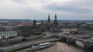 Dresden Frauenkirche 'in ve Almanya' nın Dresden kentindeki Elbe Nehri 'nin havadan görünüşü. Turistler ve yerliler şehir merkezinde güneşli bir günün tadını çıkarıyorlar..