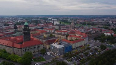 Almanya 'nın Dresden şehrinde hava görüntüsü yayılıyor. Aşağıda binalar ve sokaklar görülebiliyor, ayrıca nehir elpleri de..