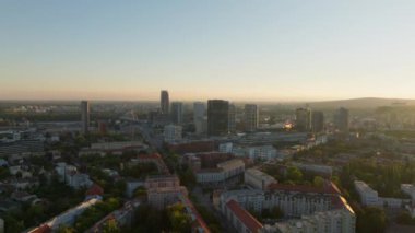 Hava perspektifi, canlı bir günbatımında Bratislavas ufuk çizgisini gösteriyor. Şehir binaları ve sokaklar Slovakya 'nın başkentinin cazibesini vurguluyor.