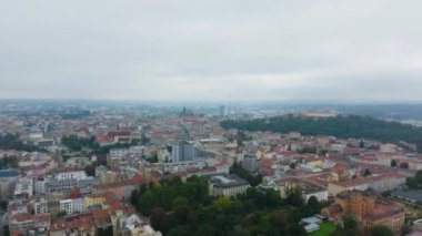 Brnos şehir manzarası modern ve tarihi mimarinin bir karışımı ile gözler önüne seriliyor. Spilberk Şatosu dramatik bulutların arka planına çarpıyor..