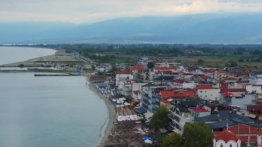 Yunanistan 'ın Paralia Katerinis kentinde, Ege Denizi kıyısındaki sahil, otel ve restoranları gösteren kamera yavaş yavaş görülüyor..