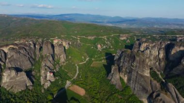 Meteora Vadisi 'nin havadan görünüşü. Ünlü bir turizm merkezi. Yüksek kaya sütunları üzerine inşa edilen manastırlarla tanınır..