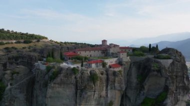 Büyük Meteoron 'un Kutsal Manastırı, Kurtarıcının Dönüşümü Yunanistan' ın Meteora kentinde dramatik bir kaya oluşumuna tünedi..