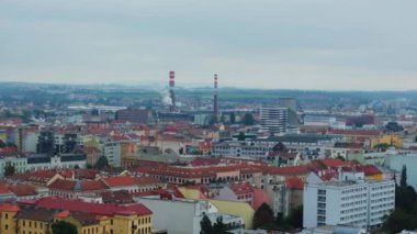 Hava manzaralı Brno, tarihi mimariyi endüstriyel yapılarla harmanlayan bir teknoloji şehri. Ufuk çizgisi, şehir yaşamını ön plana çıkaran eşsiz bir bina ve baca karışımına sahip..