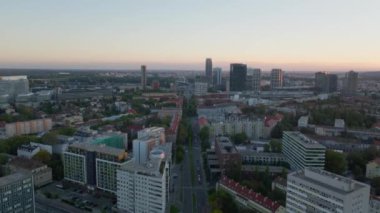 Bratislava, Slovakya başkenti, güneş ufuktan yükselirken yavaşça uyanıyor, şehri sıcak, altın bir ışıkla yıkıyor..