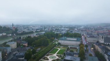 Avusturya, Salzburg 'un hava manzarasında Mirabell Sarayı ve Salzach Nehri' nin bahçeleri bulutlu bir günde şehrin içinden akıyor..