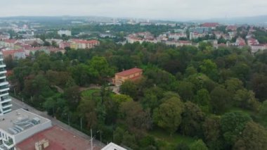 Çek Cumhuriyeti 'nin Brno kentindeki binaları, yolları ve trafiği ile Luzanky Parkı. Kamera yavaşça parkın üzerinde dönüyor..