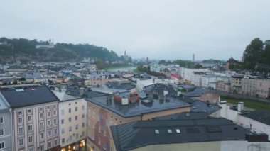 Salzburg, Avusturya 'nın hava perspektifi Salzach Nehri' ni gözler önüne seriyor. Şehir merkezi ve şehir merkezleri arasında dolanıyor..