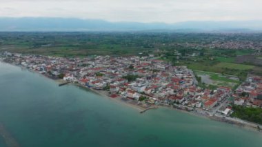 Yunanistan 'da popüler bir turizm beldesi olan Paralia Katerinis' in havadan görünüşü, sahil şeridini plajlar, binalar ve yeşil alanlarla gösteriyor.