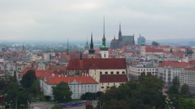 Çek Cumhuriyeti, Brno şehir merkezinin hava görüntüsü. Arka planda Aziz Peter ve Paul Katedrali ve tarihi binalar görülebilir..