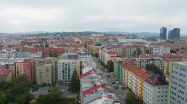 Çek Cumhuriyeti, Brno 'nun hava manzarası, caddeler boyunca canlı şehir manzarasını güzelleştiren yemyeşil ağaçlarla tamamlanmış canlı binaları ön plana çıkarıyor..