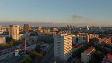 Sıcak günbatımı Bratislava, Slovakya 'yı sarıp, şehrin çeşitli mimarisini ve parlak sokaklarını altın rengi ile aydınlatıyor..