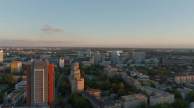 Slovakya 'nın başkenti Bratislava, yukarıdan çarpıcı bir siluet sergiliyor. Binalar batan güneşin sıcacık ışığında parlıyor ve altın saat boyunca pitoresk bir şehir manzarası yaratıyor..