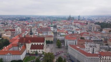 Çek Cumhuriyeti 'nin Brno şehrinde işler kesat. Kızıl çatılar bulutlu bir gökyüzünün altında uzanıyor. Uzakta St. Thomass Abbey ve Petrov Katedrali var..