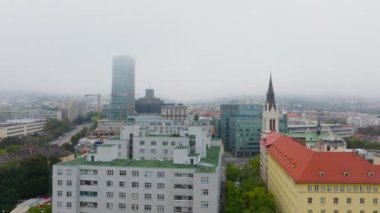 Çek Cumhuriyeti 'nin Brno kentinin her yerinde kameralar var. Çerçevede gökdelenler ve Aziz Thomas Kilisesi yer alıyor..