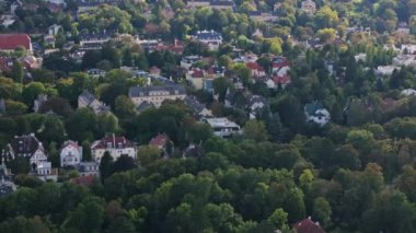 Avusturya, Viyana 'da zengin bir bölgenin havadan görünüşü. Kırmızı çatılı evler ve apartmanlar yemyeşil ağaçların arasına yerleşmiştir..