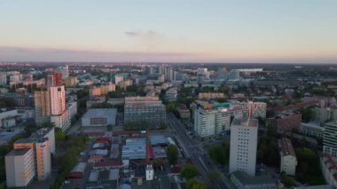 Kamera Slovakya 'nın Bratislava şehrini gösteriyor. Renkli binalar ve sokaklar batan güneşle aydınlanıyor..