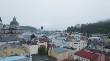 Sis dağılıp, tarihi mimari ve nefes kesen doğal manzaraların büyüleyici bir karışımını sergileyerek, Avusturya 'nın Salzburg kentinin hava görüntülerini ortaya koyuyor..