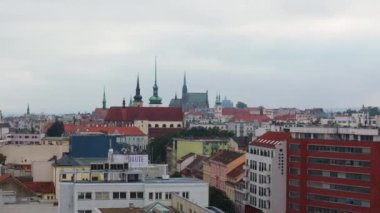 Brnos Skyline 'da St. Thomas kilisesi ve St. Peter ve Paul Katedrali yer almakta ve canlı bir şehir zeminine karşı tarihi mimarinin bir karışımını sergilemektedir..